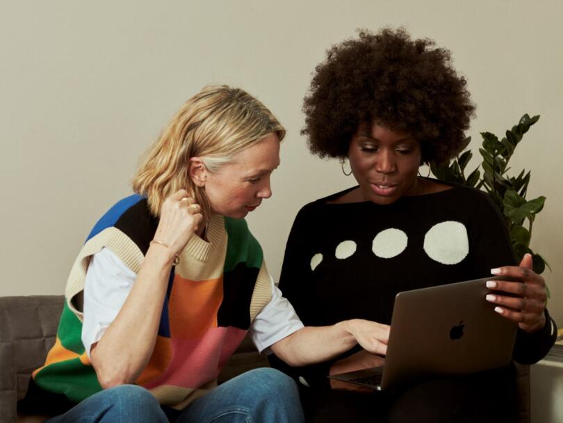 Zwei Frauen im Beratungsgespräch vor einem Laptop